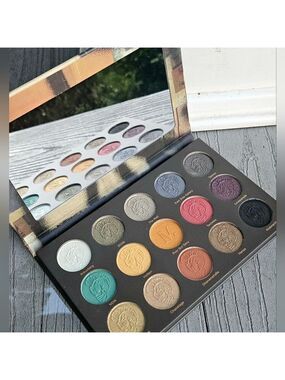 NOMAD COSMETICS x BERLIN UNDERGROUND LIMITED EDITION EYESHADOW PALETTE